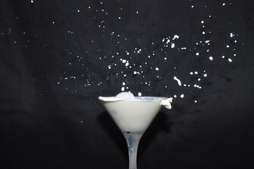 молоко milk брызги черный фон