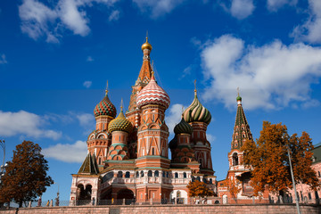 Fototapeta premium Beautiful view in the morning with autumn season of St. Basil's Cathedral in Moscow