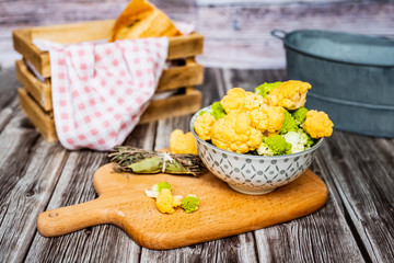 Choux-fleur et chou romanesco en fleurettes dans un bol céramique	