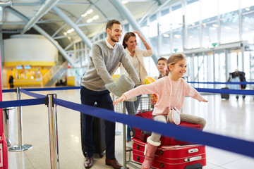 Familie und zwei Kinder haben Spaß im Flughafen