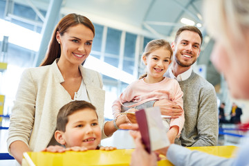 Familie und Service Agent am Check-in Schalter