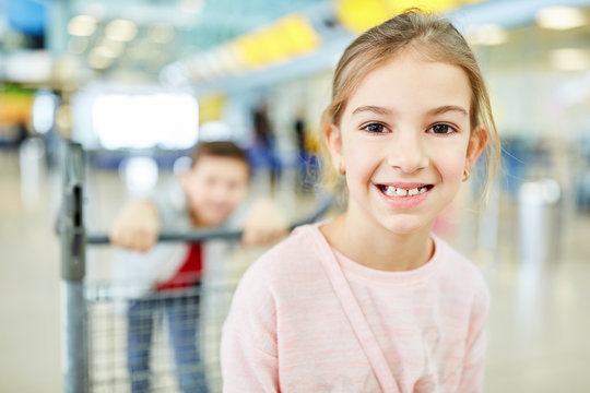 Gl&uuml;ckliches M&auml;dchen freut sich auf die Flugreise