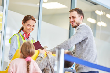 Obraz premium Servicekauffrau am Check-In Schalter kontrolliert Reisepass