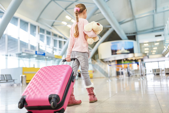 Mädchen im Flughafen Terminal reist alleine