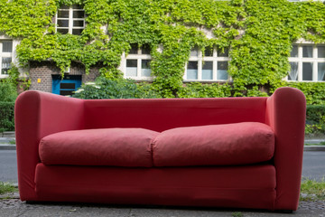 Eine ausrangierte Couch steht auf der Varnhagenstrasse in Berlin-Prenzlauer Berg