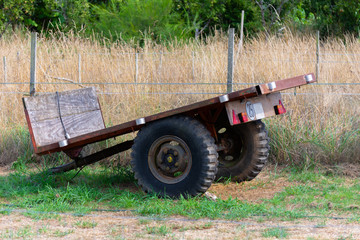 Remolque agrícola para tractor preparado para labores de campo