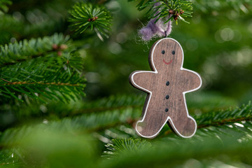 Weihnachtsschmuck an einem Tannenbaum aus papier , Lebkuchen oder Glas
