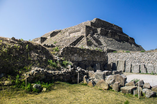 Pyramide zapot&egrave;que &agrave; Monte Alb&aacute;n, Oaxaca, Mexique