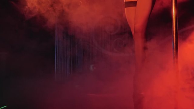 Striptizchilar klublaridan olingan fotosuratlar va videolar