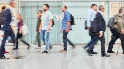 Obraz premium Anonyme Geschäftsleute gehen durch Büro