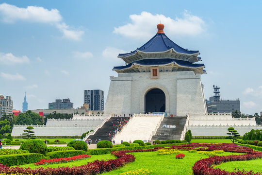Awesome view of the National Chiang Kai-shek Memorial Hall