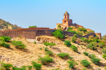 Fototapeta na wymiar Scenic fortress wall and watchtower of the Amer Fort, India