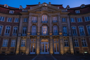 Fototapeta premium Der beleuchtete Erbdrostenhof in der Altstadt von Münster/Deutschland