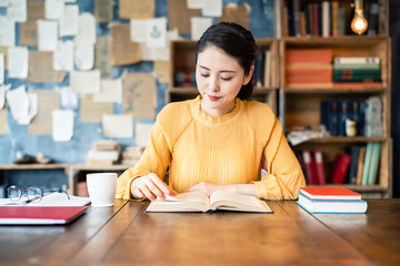 本を読む女性