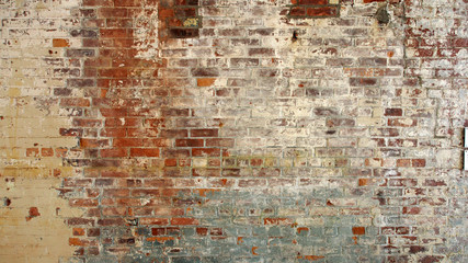 Alte Backsteinmauer mit Spuren alter Farbe