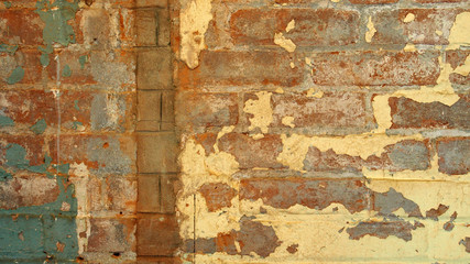 Interieur: Ziegelmauer, Wand, abgeplatzte Farbreste