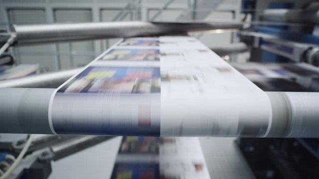 Nahaufnahme einer Zeitungsrolle in einer Druckerei - Close Up of a Newspaper roll in a print house 4K ProRes Footage