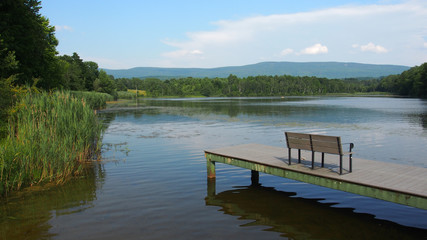 Obraz premium Bank auf einem Steg an einem malerischen See