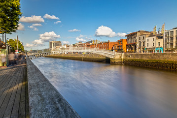 Ha'penny Bridge over the Liffey River in Dublin, Ireland - obrazy, fototapety, plakaty