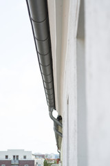 Regenrinne an Mietshaus