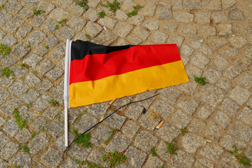 22.06.2008 Berlin.Deutsche FLagge liegt auf dem Boden