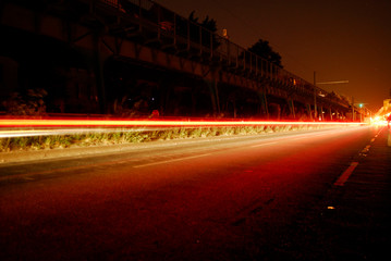 Lichtsspuren an der Schönhauser Allee in Berlin bei Stromausfall