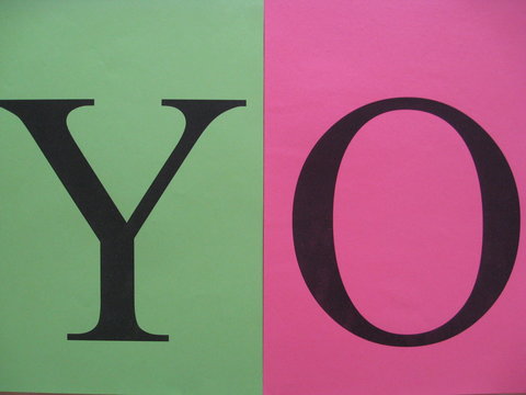 yo, papeles de color formando cartel en verde y rosa, con las letras en may&uacute;sculas para representar la identidad personal, individualidad en colores de &aacute;nimo y autoestima