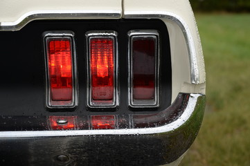 oldtimer heckleuchte im regen alte analoge instrumente