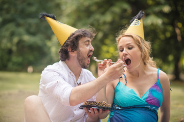 Naklejka premium Everything in life is shared, even the birthday cake.