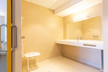 Salle de bain douche lavabo hopital clinique ehpad maison de retraite