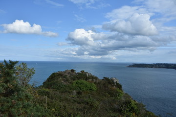 Fototapeta na wymiar paysage de bord de falaise,ciel bleu / cliff edge landscape, blue sky