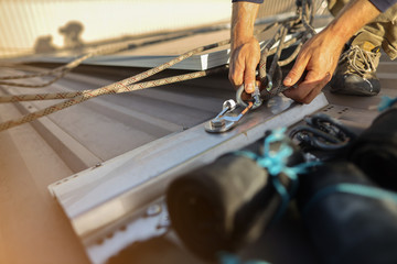 Clipping connecting Dynamic low stretch rope rigged with figure of eight knot into screwgate...
