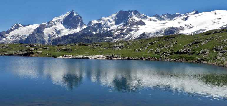 Massif de la Meije et du Rateau depuis le lac Noir - France