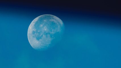 Zachodzący księżyc widoczny na niebie o poranku - obrazy, fototapety, plakaty