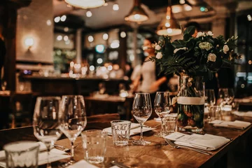Zelfklevend Fotobehang Elegante tafel voor een romantisch diner. Concept van catering, hospitality en private dining. Selectieve focus op het glaswerk. © Olga