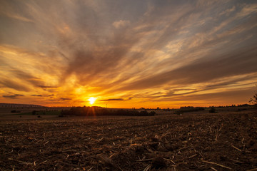 farbenfroher Sonnenuntergang mit wunderschönen Wolken
