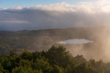 秋　高見石からの白駒池