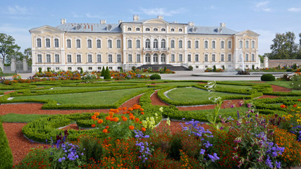 Obraz premium Rundale, Latvia - September 10, 2019: View on the front of the Rundale Palace. It is the most important baroque palace in Latvia. The French gardens and a large park are fenced.