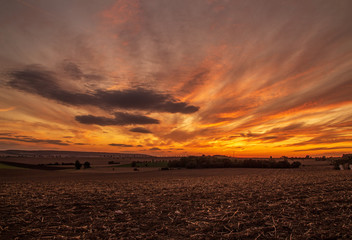 farbenfroher Sonnenuntergang mit wunderschönen Wolken
