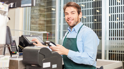 Kassierer an der Registrierkasse im Einzelhandel