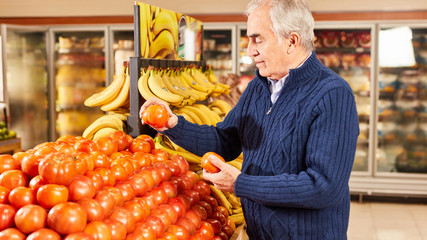 Kunde beim Einkaufen von frischen Bio Tomaten
