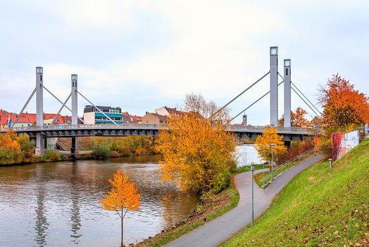 Herbststimmung an der Regnitz in Bamberg mit L&ouml;wenbr&uuml;cke