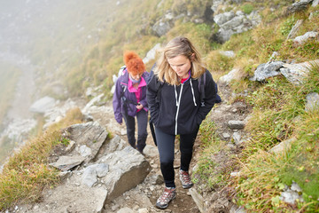 Naklejka premium Backpacker ladies hiking on a trail