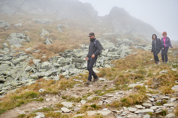 Obraz premium People with backpacks hiking into the mountains