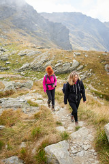 Obraz premium Backpacker ladies hiking on a trail