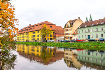 Fototapeta na wymiar Bamberg am Regnitzufer - Spiegelung im Fluß
