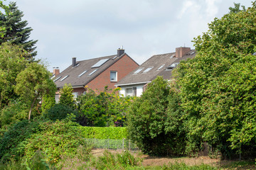 Wohnhäuser, Einfamilienhäuser im Grünen an einem Dewässer, Bremen, Deutschland