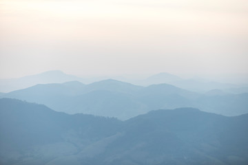 Obraz premium montanhas sob névoa camadas 