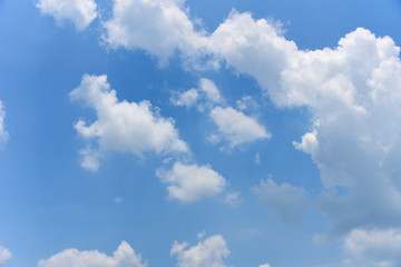 Fototapeta na wymiar White clouds and blue skies on summer holidays