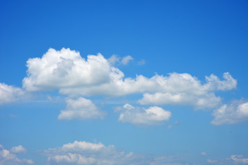 Fototapeta premium White clouds and blue skies on summer holidays